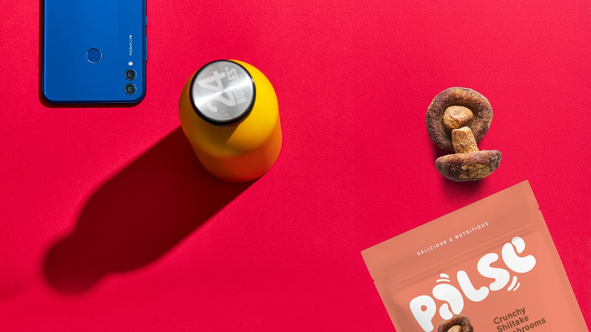 Palse snack σε κόκκινο τραπέζι + smartphone + μανιτάρια 