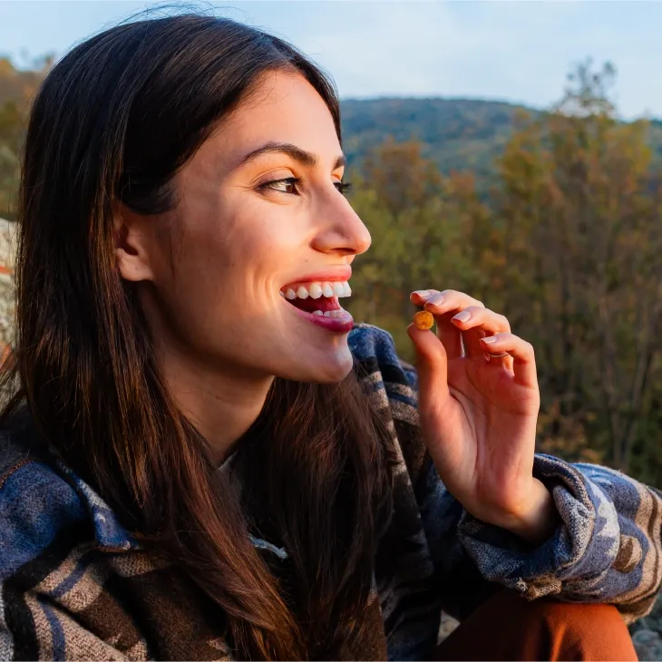 Κοπέλα στην εξοχή τρώει palse snack